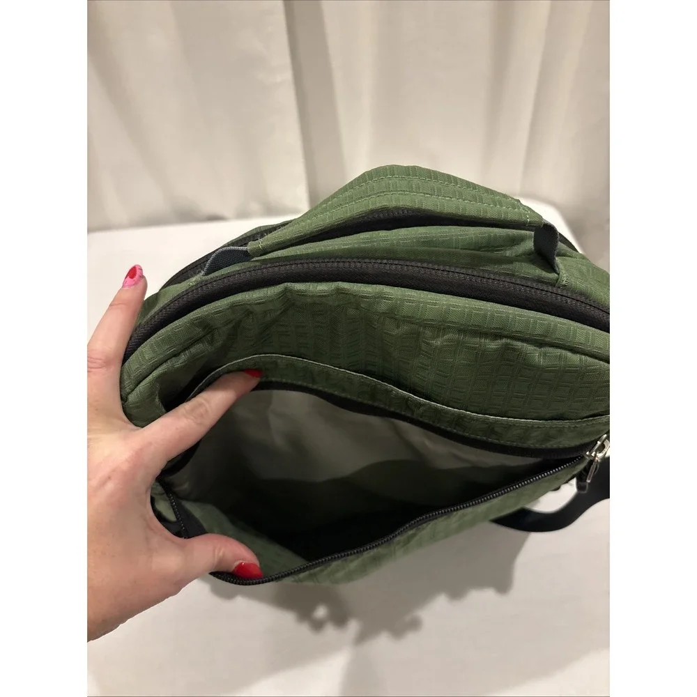 Patagonia Vintage 30L Messenger Laptop Sling Bag With Strap Green/Black